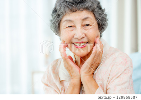 肌の潤いを実感するシニア女性 129968387