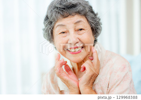 肌の潤いを実感するシニア女性 肌の潤いを実感するシニア女性 129968388