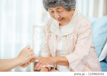 ネイルをするシニア女性 129968392