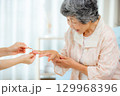 ネイルをするシニア女性 129968396