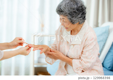 ネイルをするシニア女性 129968398
