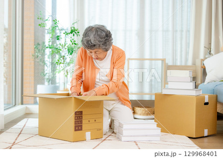 シニア　ダンボール　終活 129968401
