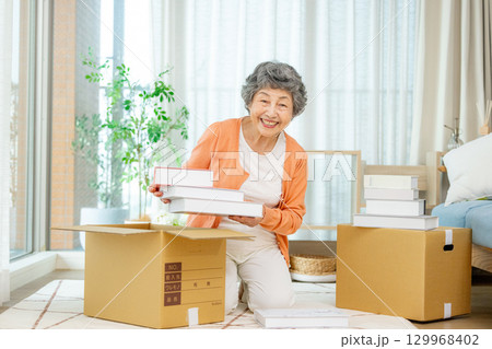 シニア　ダンボール　終活 129968402