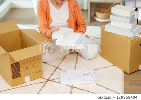 シニア ダンボール 終活 シニア ダンボール 終活 129968404