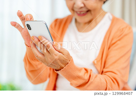 スマホを操作するシニア女性 129968407