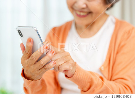 スマホを操作するシニア女性 129968408