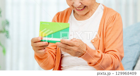 預金通帳を持つシニア女性 129968409