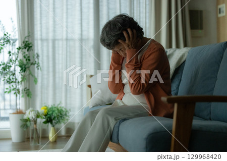 落ち込む高齢者の女性 129968420