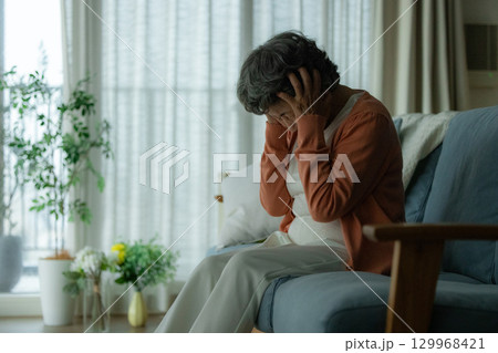 落ち込む高齢者の女性 129968421