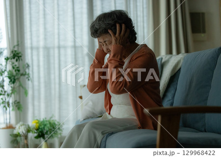 落ち込む高齢者の女性 129968422