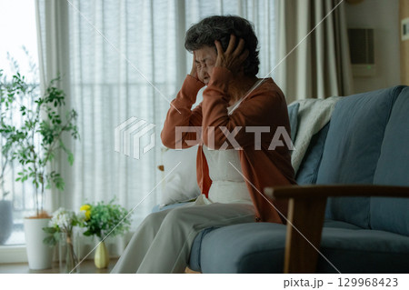 落ち込む高齢者の女性 129968423