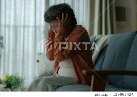 落ち込む高齢者の女性 129968424