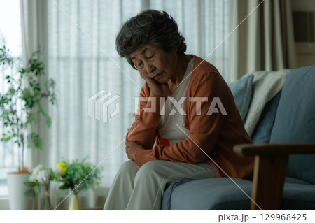落ち込む高齢者の女性 129968425
