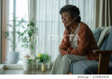 落ち込む高齢者の女性 129968426