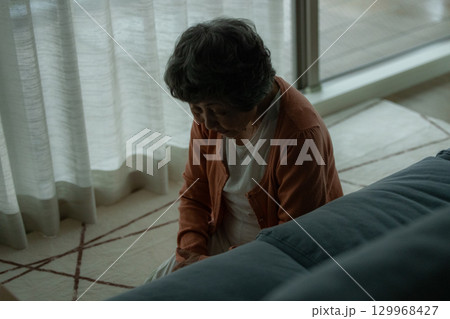 落ち込む高齢者の女性 129968427