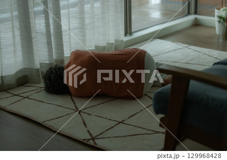 孤独死　おばあさん 129968428