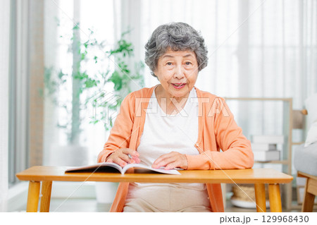 終活ノートを書く女性 129968430