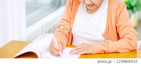 終活ノートを書く女性 129968432