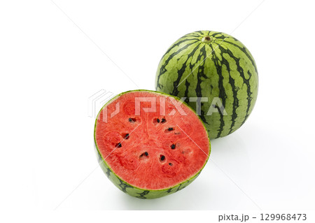 白バックで丸ごととカットした小玉スイカ 白バックで丸ごととカットした小玉スイカ 129968473