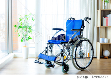 明るい室内に置かれた車椅子 明るい室内に置かれた車椅子 129968477
