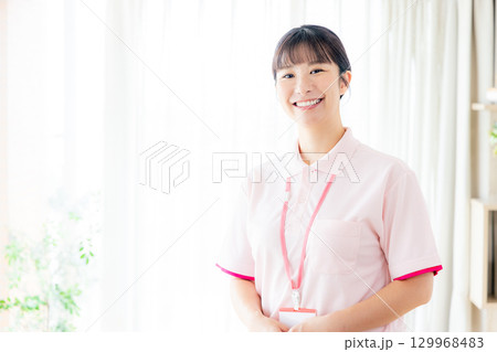 若い介護士 129968483