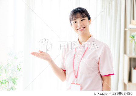 若い介護士 129968486