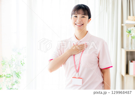 若い介護士 129968487