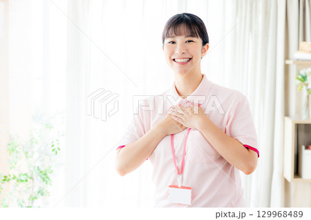 若い介護士 若い介護士 129968489