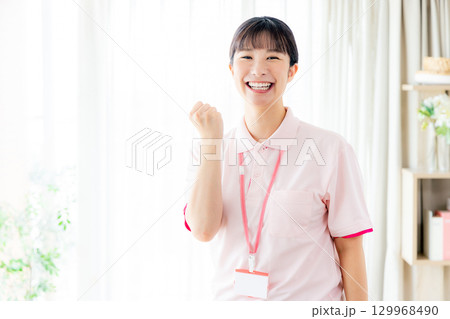 若い介護士 129968490