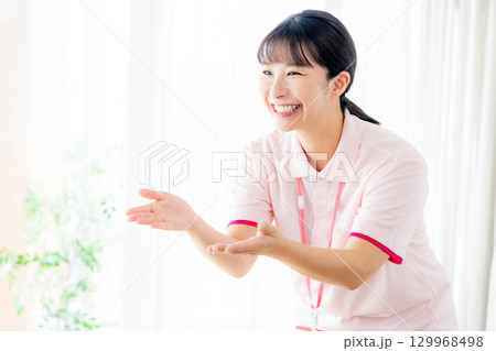 若い介護士 129968498