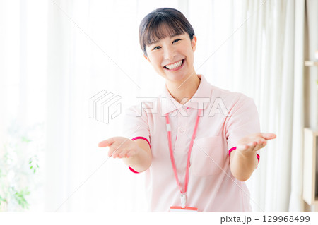 若い介護士 若い介護士 129968499