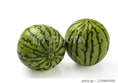 白バックの小玉スイカ 白バックの小玉スイカ 129968506