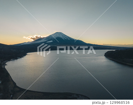 夕暮れに染まる富士山と湖の空撮風景 夕暮れに染まる富士山と湖の空撮風景 129968516