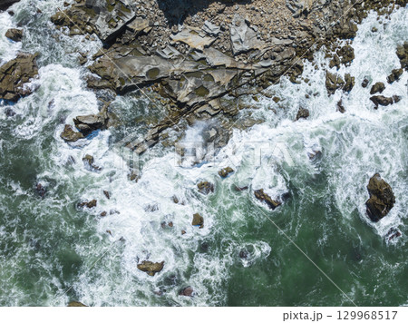 岩場に打ち寄せる荒波の俯瞰空撮 岩場に打ち寄せる荒波の俯瞰空撮 129968517