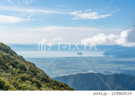 岐阜県関ケ原町 伊吹山ドライブウェイ駐車場にある展望台からの琵琶湖の眺め 岐阜県関ケ原町 伊吹山ドライブウェイ駐車場にある展望台からの琵琶湖の眺め 129968524