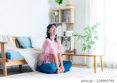 ネット配信をする女性 129968749