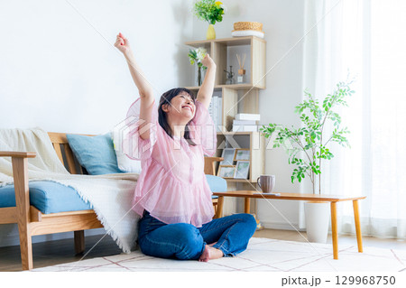 ネット配信をする女性 ネット配信をする女性 129968750