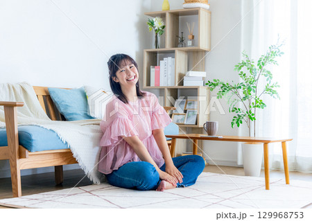 ネット配信をする女性 ネット配信をする女性 129968753