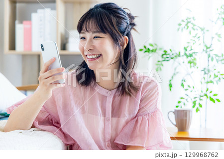 スマホを操作する若い女性 129968762