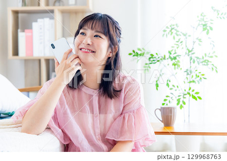 スマホを操作する若い女性 129968763
