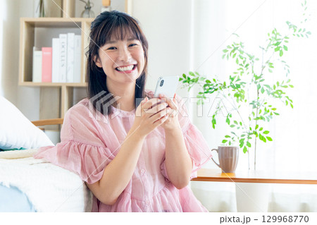 スマホを操作する若い女性 129968770