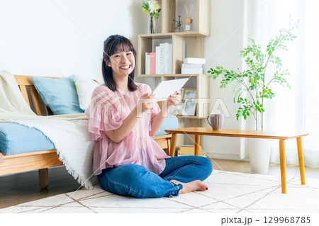 タブレットを操作する若い女性 タブレットを操作する若い女性 129968785