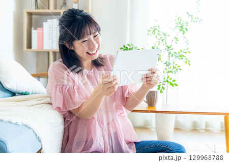 タブレットを操作する若い女性 129968788