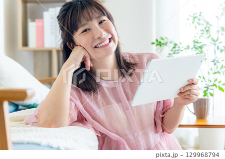 タブレットを操作する若い女性 129968794