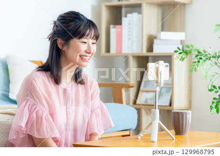 ネット配信をする女性 129968795