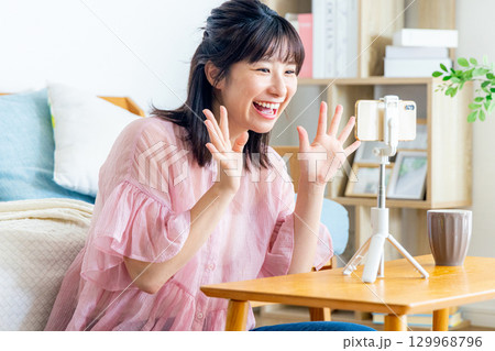 ネット配信をする女性 129968796