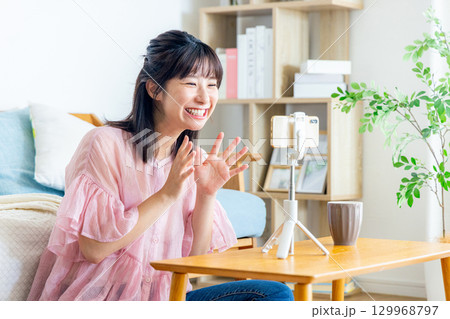 ネット配信をする女性 129968797