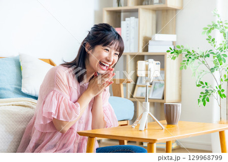 ネット配信をする女性 129968799