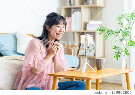 ネット配信をする女性 129968800