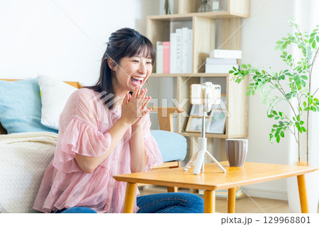 ネット配信をする女性 129968801